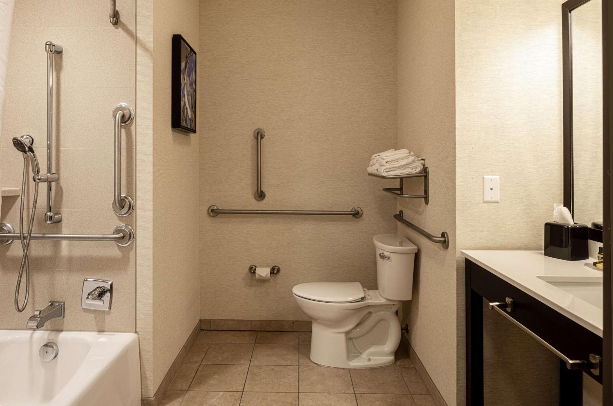 Best Western Plus Franciscan Square Inn & Suites Steubenville Bagian luar foto