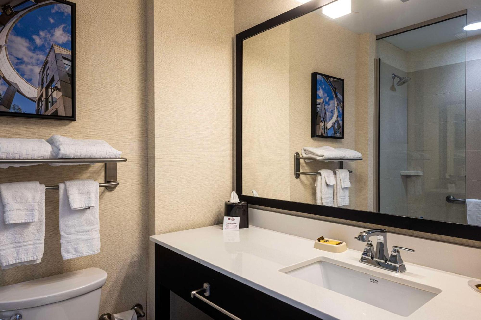 Best Western Plus Franciscan Square Inn & Suites Steubenville Bagian luar foto