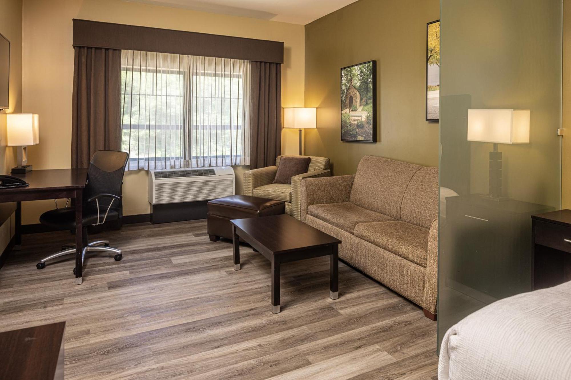 Best Western Plus Franciscan Square Inn & Suites Steubenville Bagian luar foto