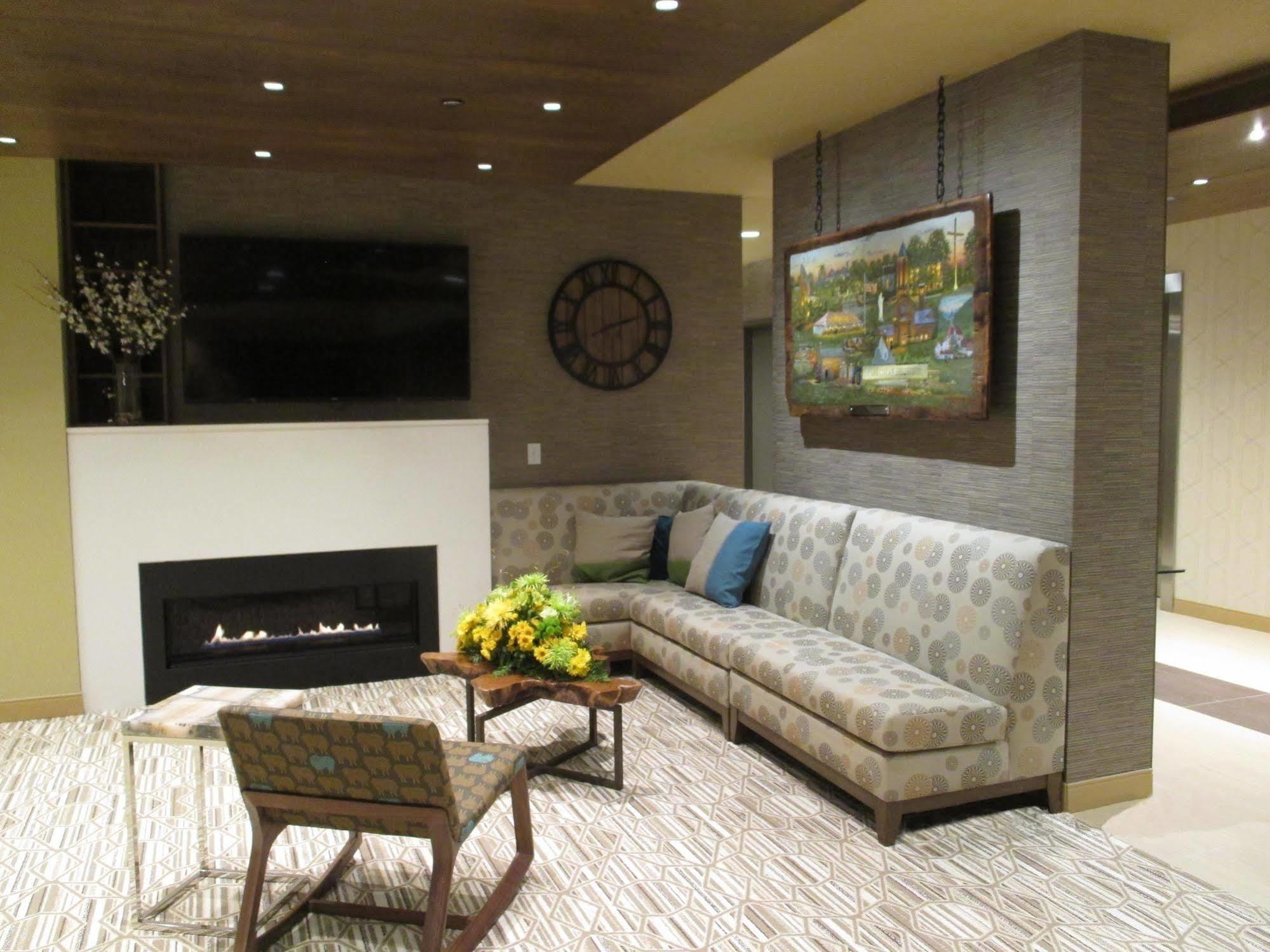 Best Western Plus Franciscan Square Inn & Suites Steubenville Bagian luar foto