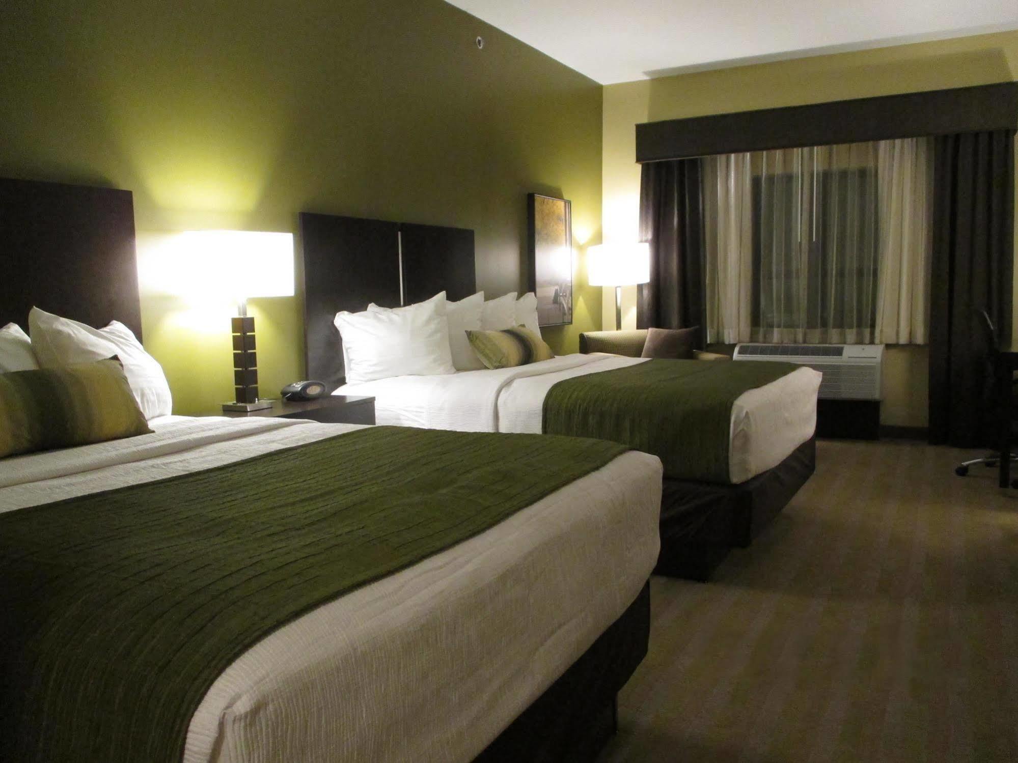 Best Western Plus Franciscan Square Inn & Suites Steubenville Bagian luar foto